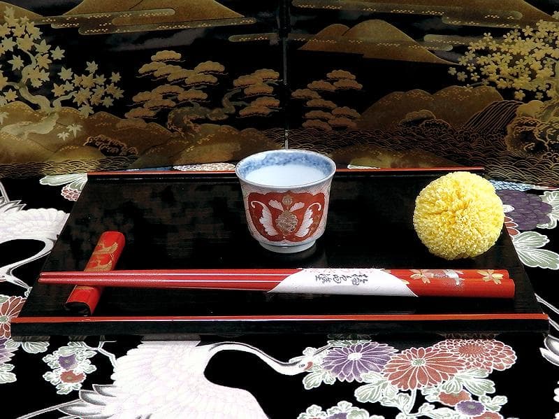 大聖寺伊万里 金襴手 金唐草に牡丹の図 小猪口 客 N276AS CZm 金襴