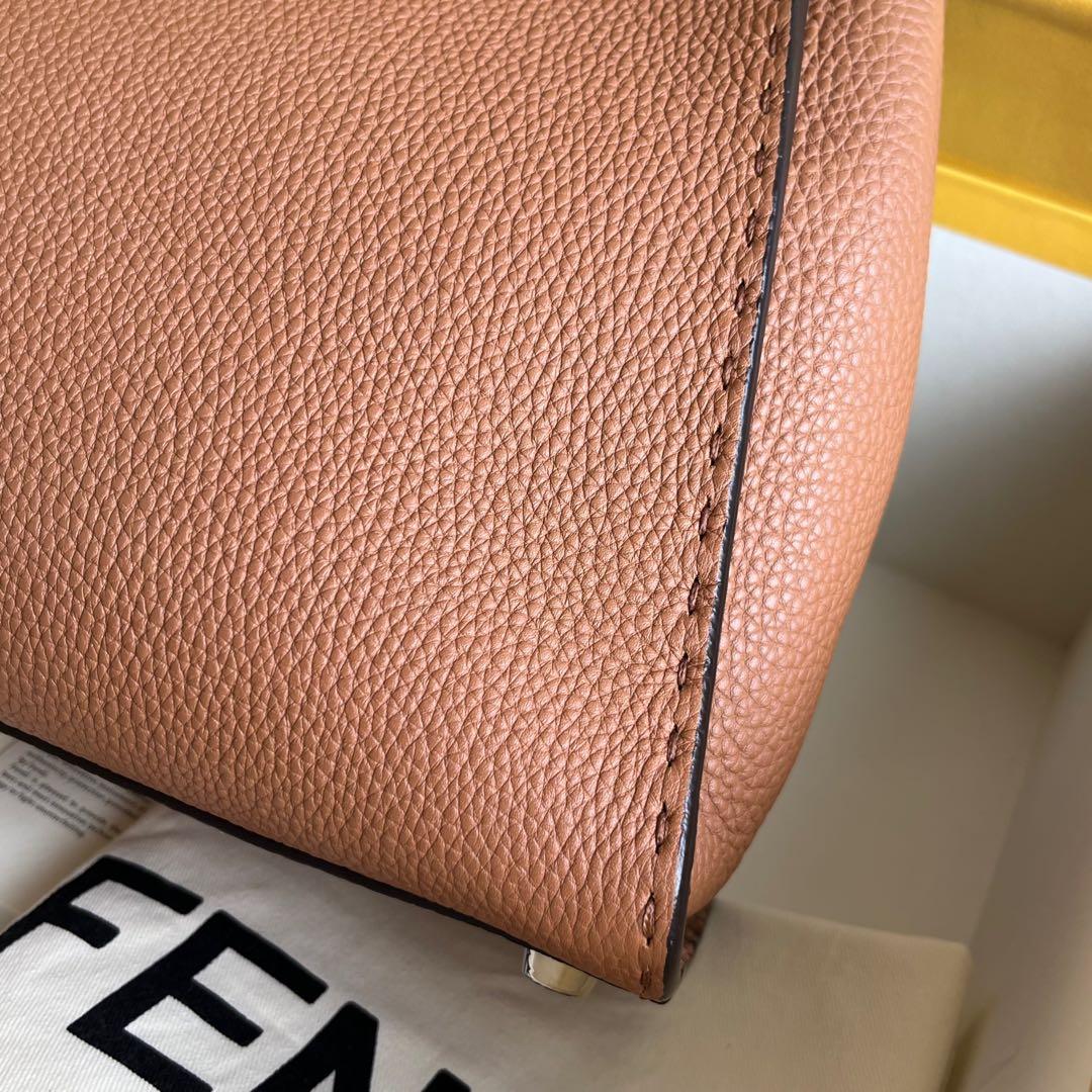 FENDI セレリア ピーカブー ミディアム ブラウン ショルダーバッグ