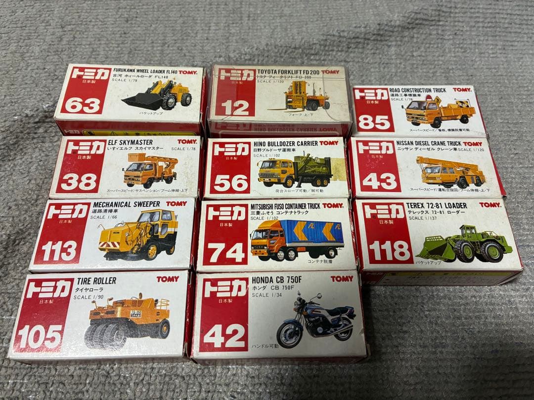 当時の赤、青、黒箱トミカ超大量ほぼ全てミニカーは美品状態82台くらいあります‼︎
