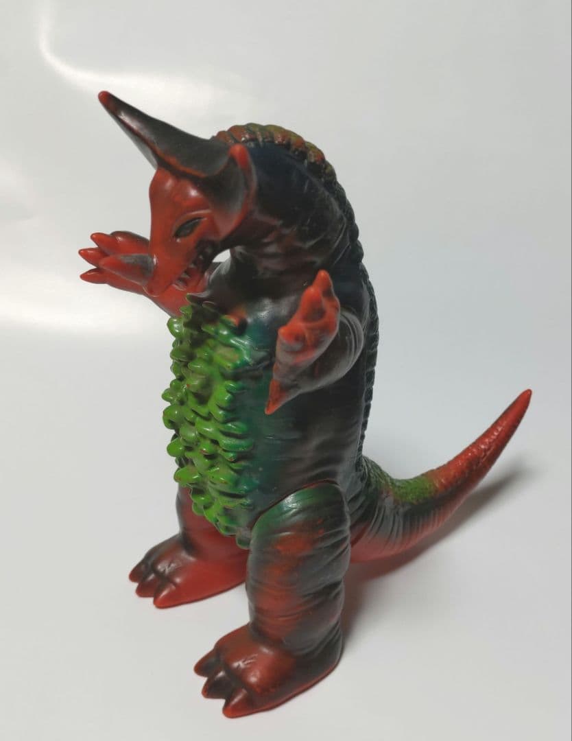 ゴモラ フィギュア 赤緑