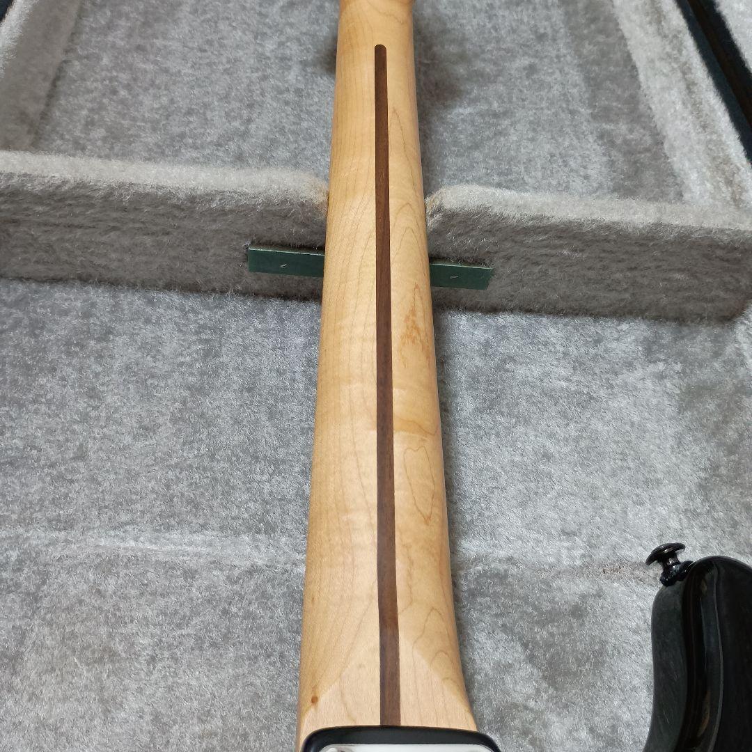 ストラトキャスタータイプ エレキギター 紫色ピックガード