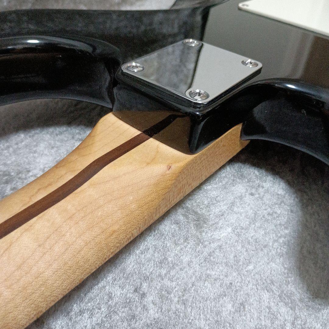 ストラトキャスタータイプ エレキギター 紫色ピックガード