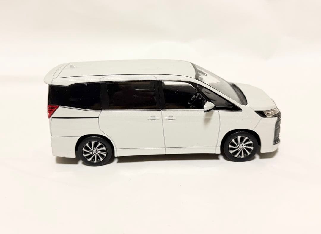 VOXY NOAHカラーサンプル 2台セット トヨタ 新型 ノア NOAH カラー