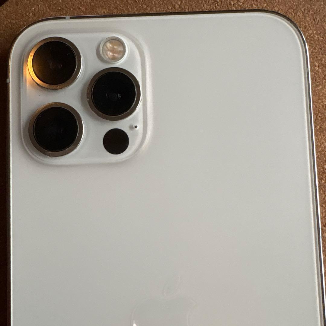 iPhone12Pro、ホワイト スマートフォン トリプルカメラ