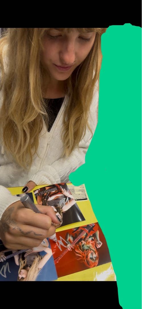 マネスキン ヴィクトリア・デ・アンジェリス 直筆サイン写真 ① Maneskin