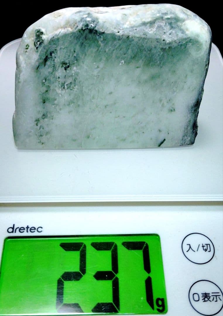☆翡翠原石☆幻のヒスイ【秩父軟玉翡翠・切り出し237g】