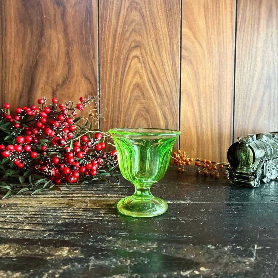 骨董 時代ガラス 若草色 プレスガラス 希少ラッパ型 菊割底 氷コップ