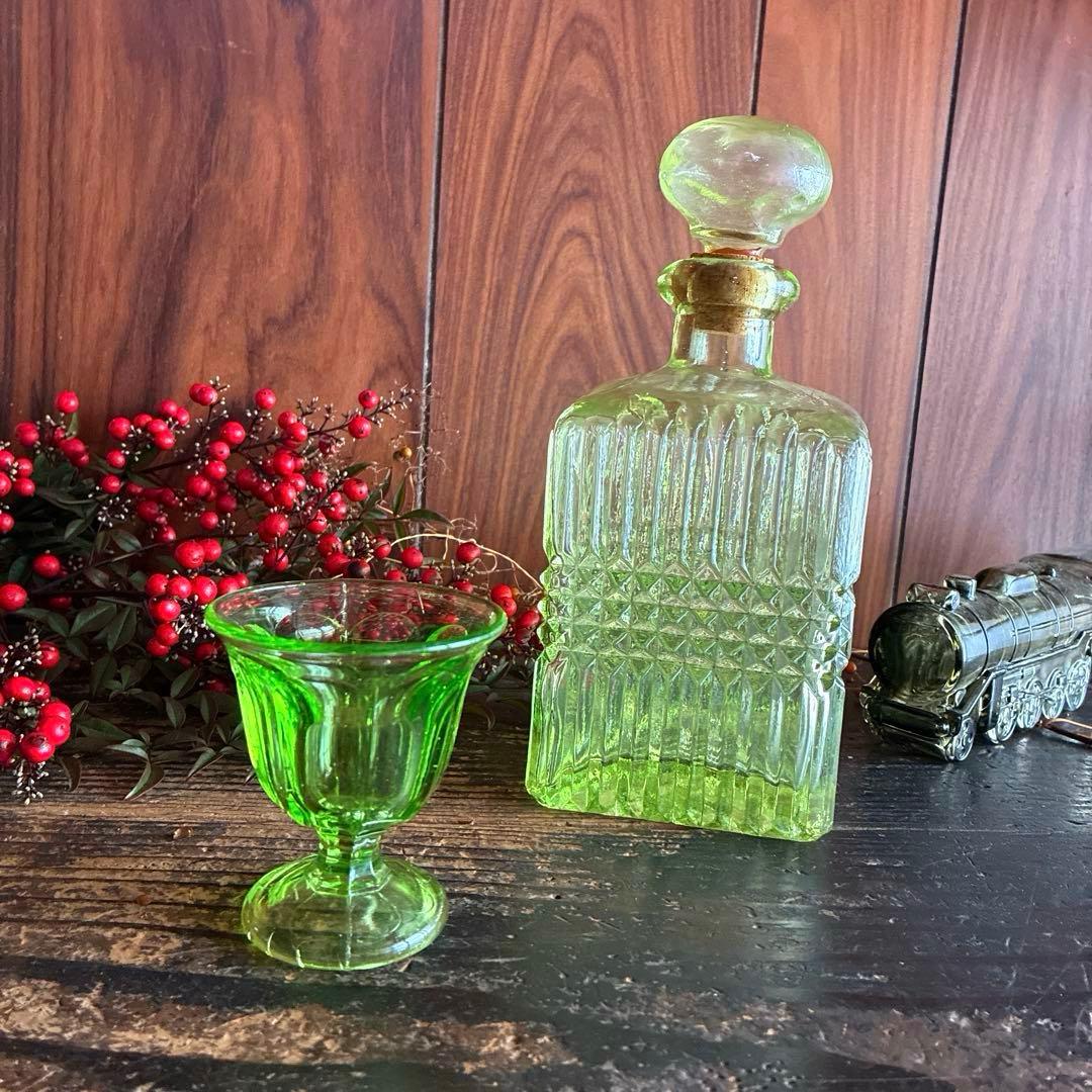 骨董 時代ガラス 若草色 プレスガラス 希少ラッパ型 菊割底 氷コップ