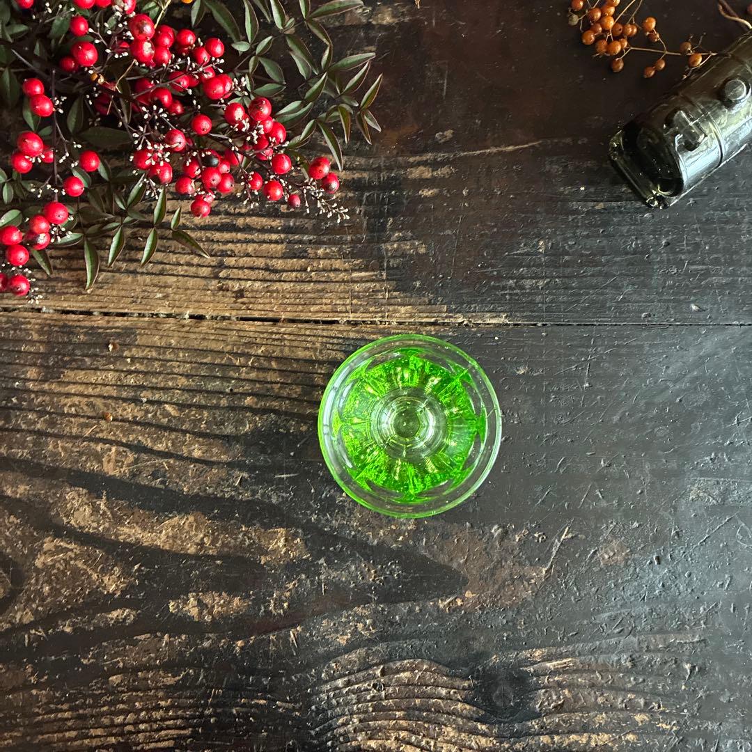 骨董 時代ガラス 若草色 プレスガラス 希少ラッパ型 菊割底 氷コップ