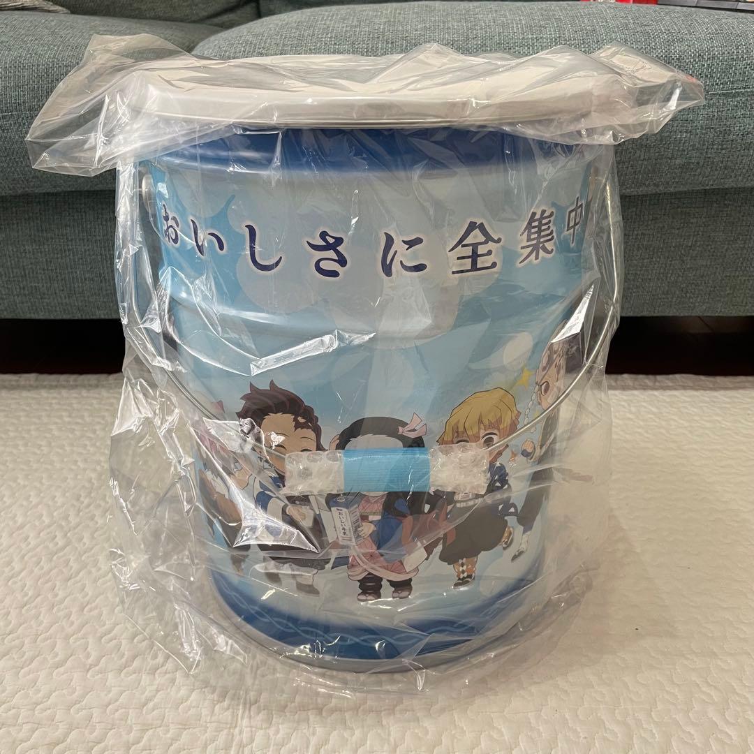 鬼*入様 明治おいしい牛乳 座れる鬼滅の刃缶 B3タペストリー - メルカリ