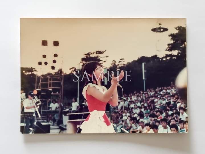 石野真子サイン色紙＆私の首領（ステージ衣装）生写真2枚