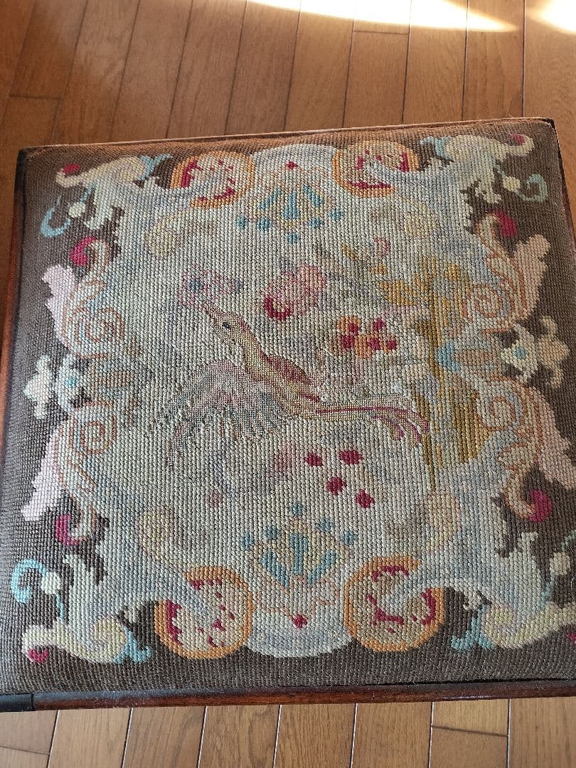 イギリスアンティークニードルワークのスツール