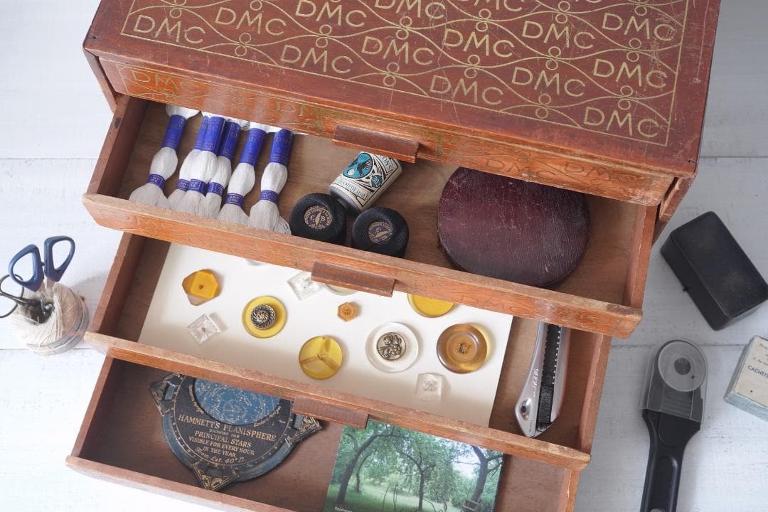 古い糸メーカーの引き出し② フランス・DMC スプールキャビネット