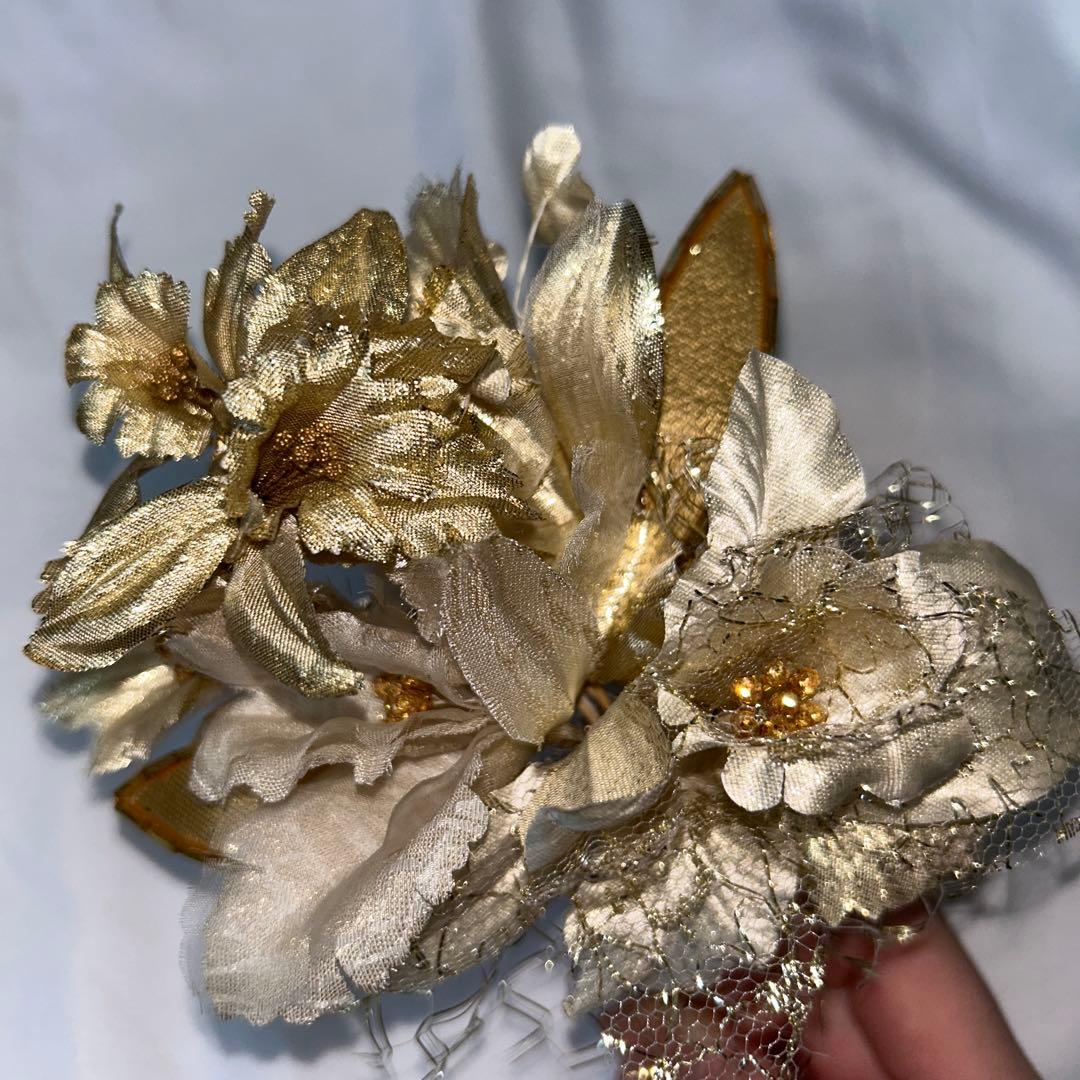 ゴールド 花モチーフ ブローチ - メルカリ