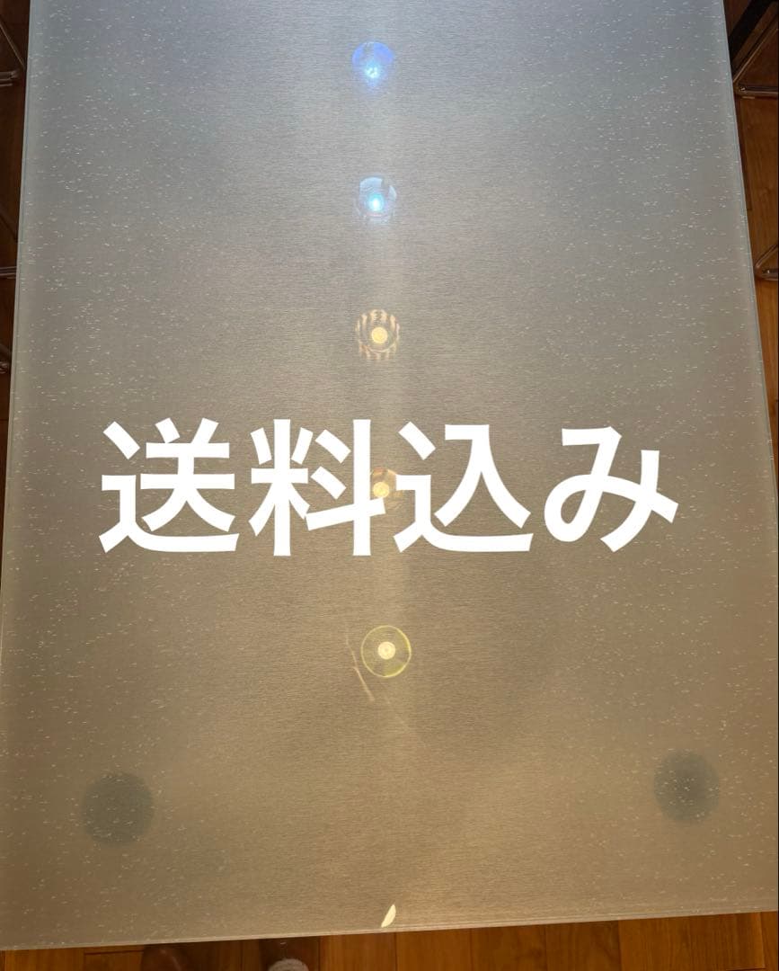 ガラス天板のダイニングテーブル