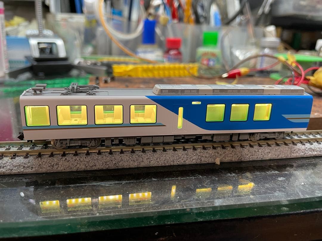 TOMIX「しまかぜ」に室内灯を組み込みます。