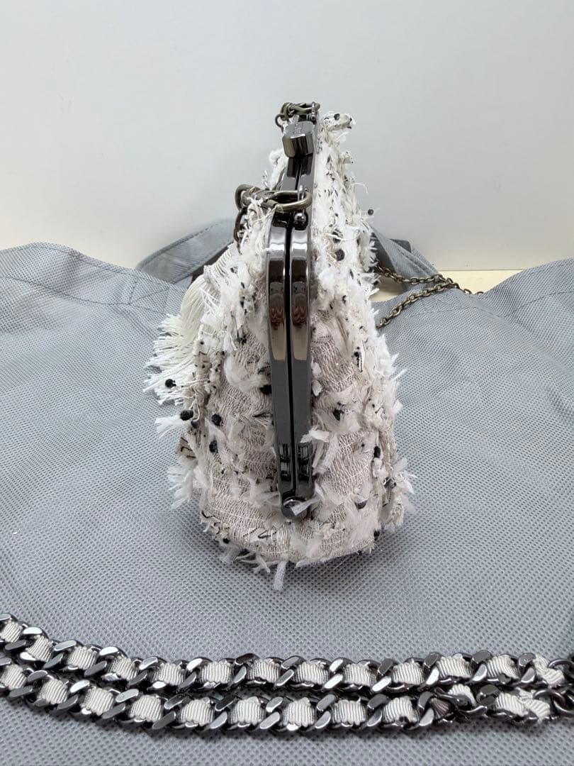 京都カドゥ　ホワイトタッセルショルダーバッグ