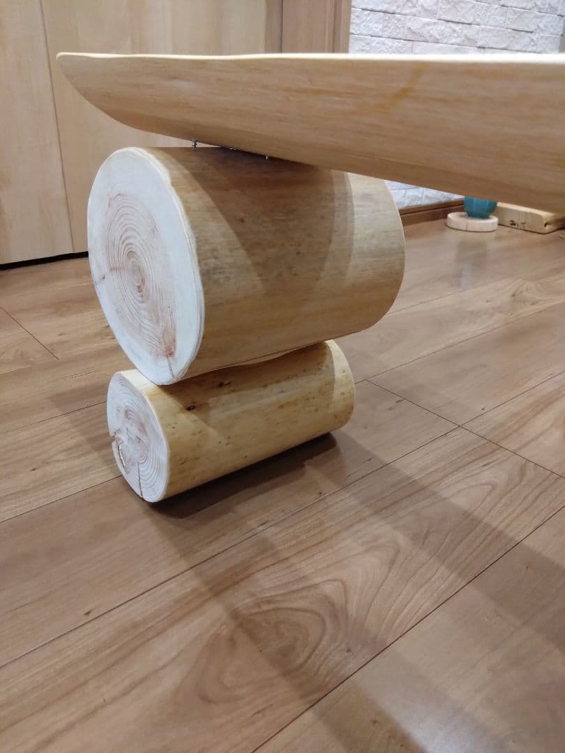 檜のベンチ（70）樹齢約70年、檜の原木の模様、年輪が綺麗ですよ❕脚も