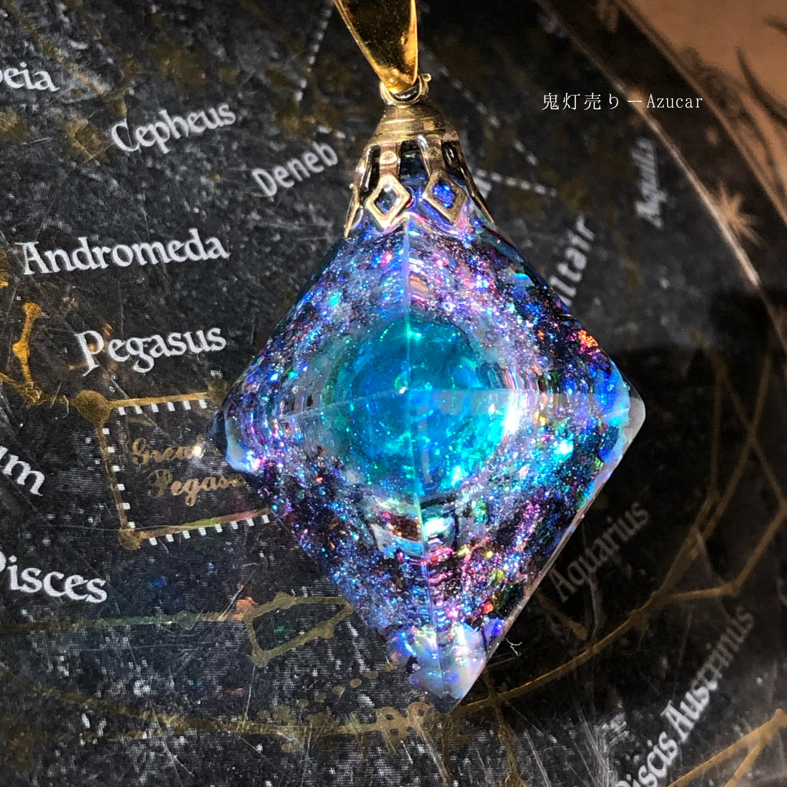 展示用/レジン/木漏れ日の紅葉と子猫達 蓄光 オルゴナイトネックレス