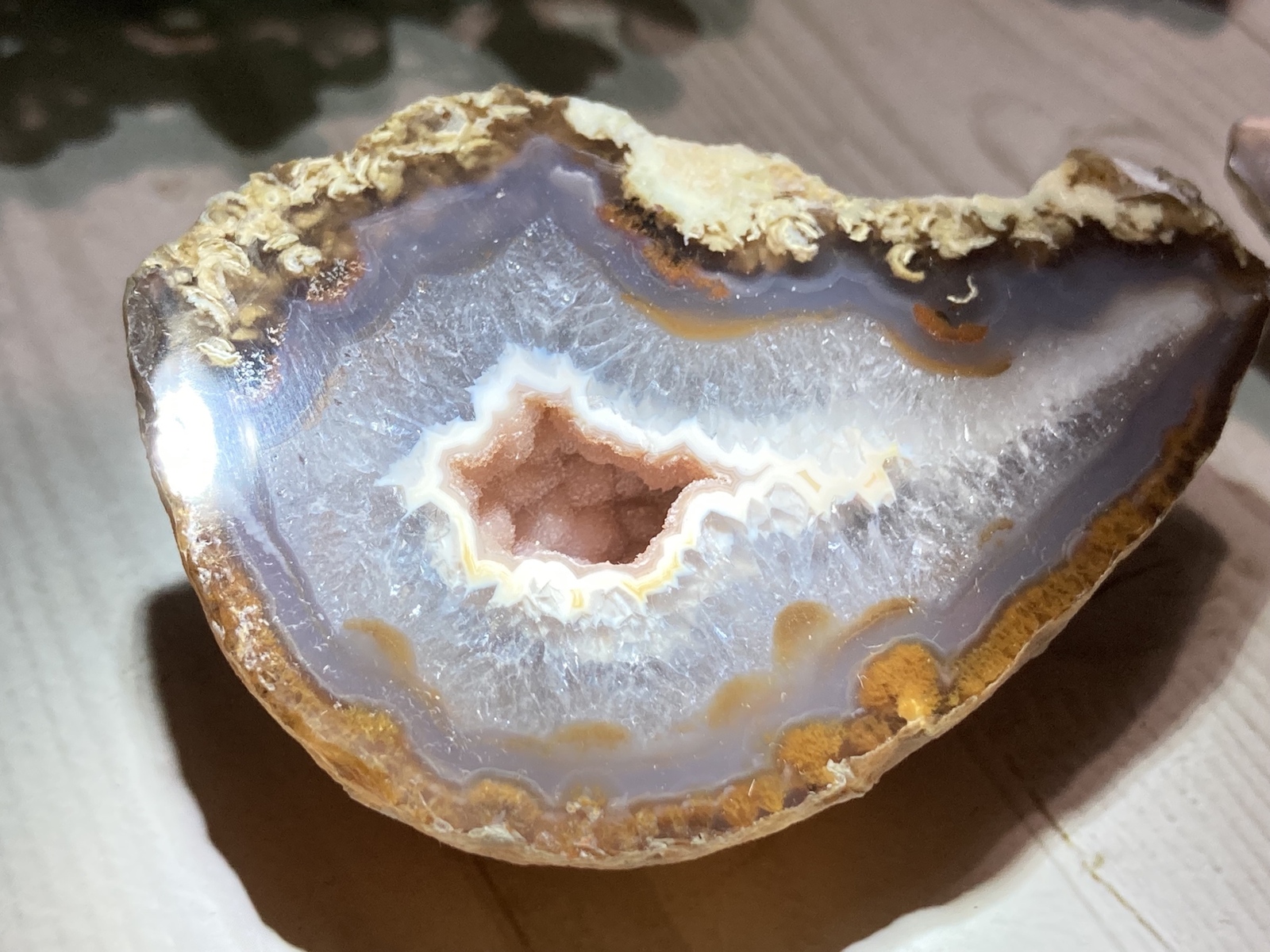 開運＆金運激アップ！☆龍神の宿る洞窟】天然石 龍穴ジオードメノウ 原石