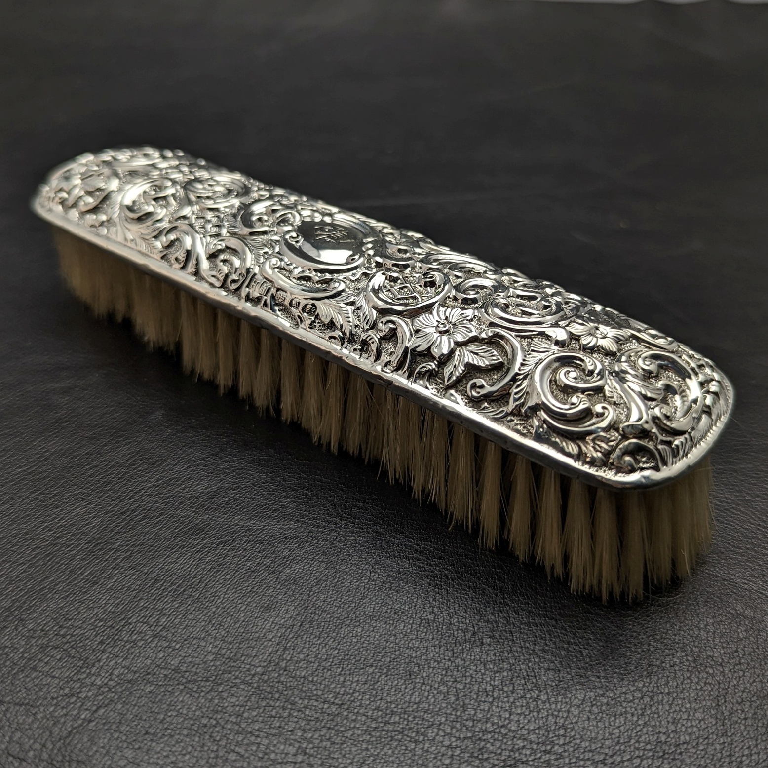 1897年 英国アンティーク 浮き彫り彫刻 純銀製ブラシ - SILVER-LUG