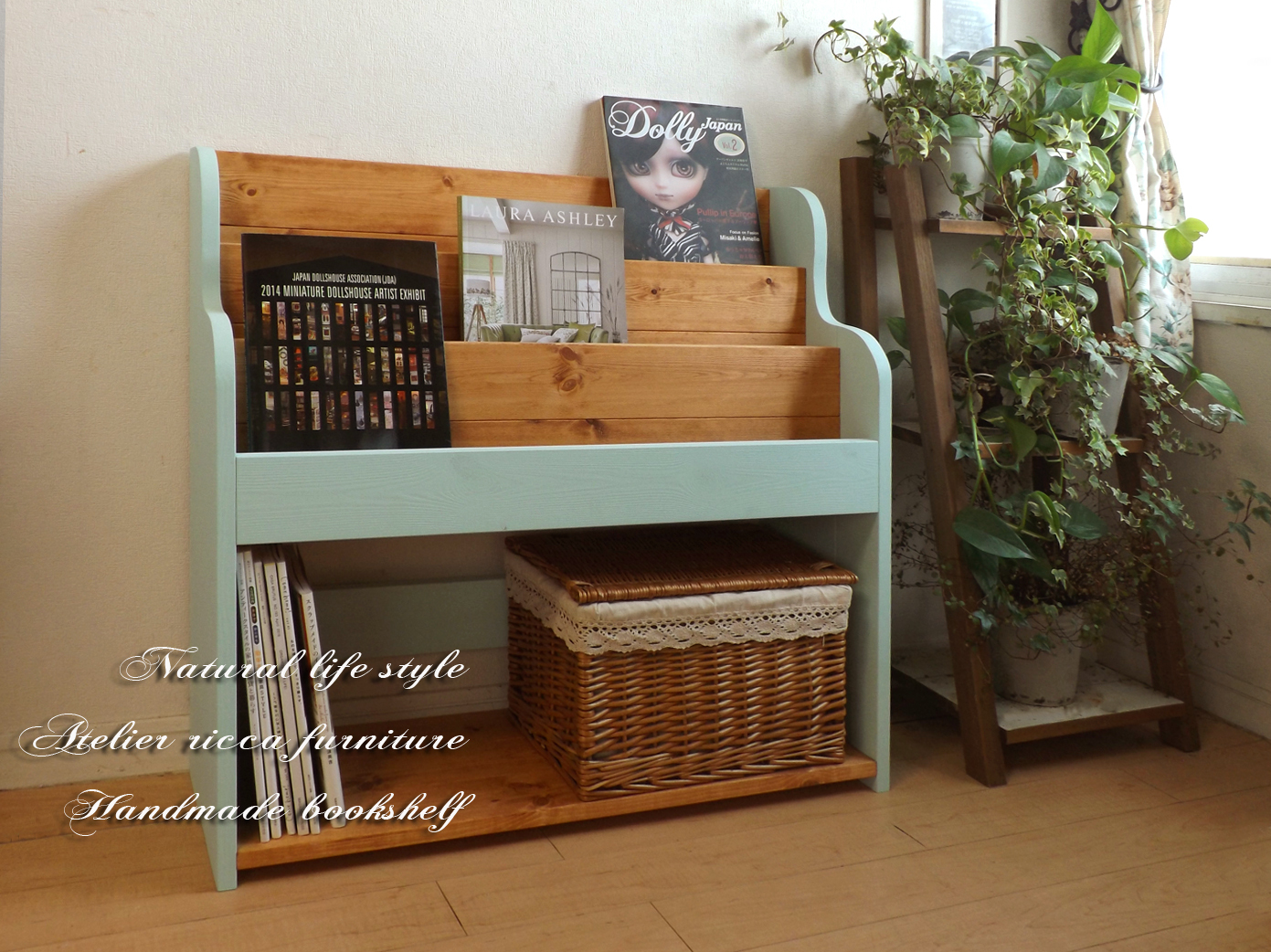 アンティーク風ミントグリーンのガラスパタ扉キャビネット - atelier