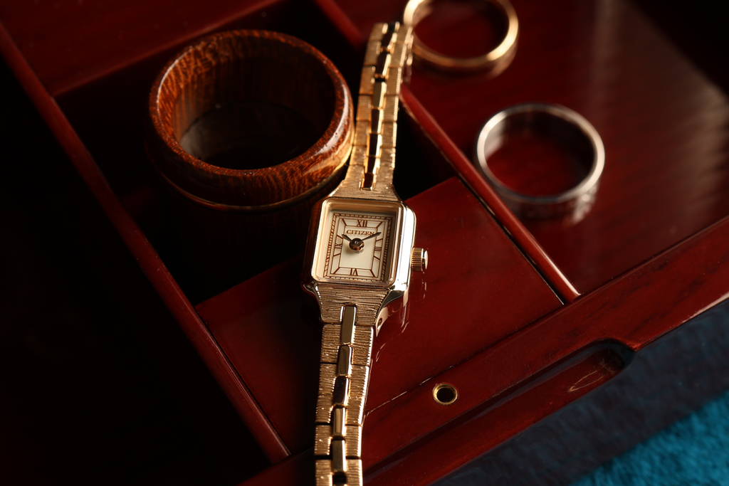 美品 CITIZEN シチズン HIROB ゴールド スクエア ソーラー 腕時計