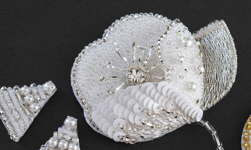 ニュイ様専用】オートクチュール刺繍 おばけ・ouiブローチ 【ニュイ様