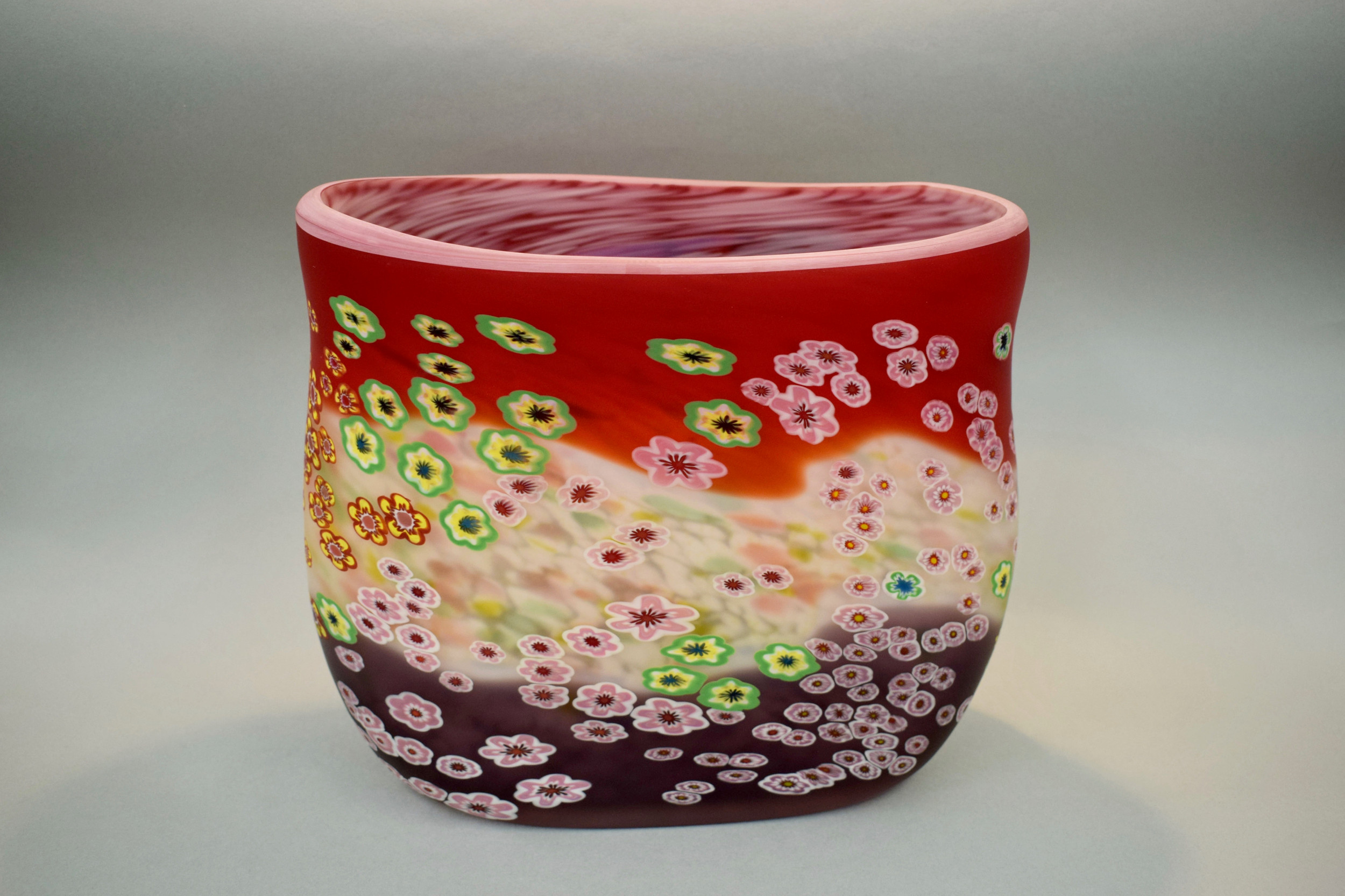 ガラス作家もの石井康治の凛とした中にも華やかさをひめたブルーが