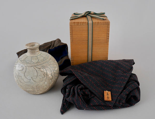 朝鮮美術 | 李朝粉青沙器線刻牡丹文小扁壺 | Gallery陽々youyou | 山梨県