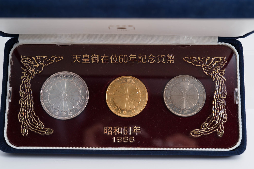 プルーフ硬貨 天皇陛下御即位60年記念 1万円銀貨 ブリスターパック入り