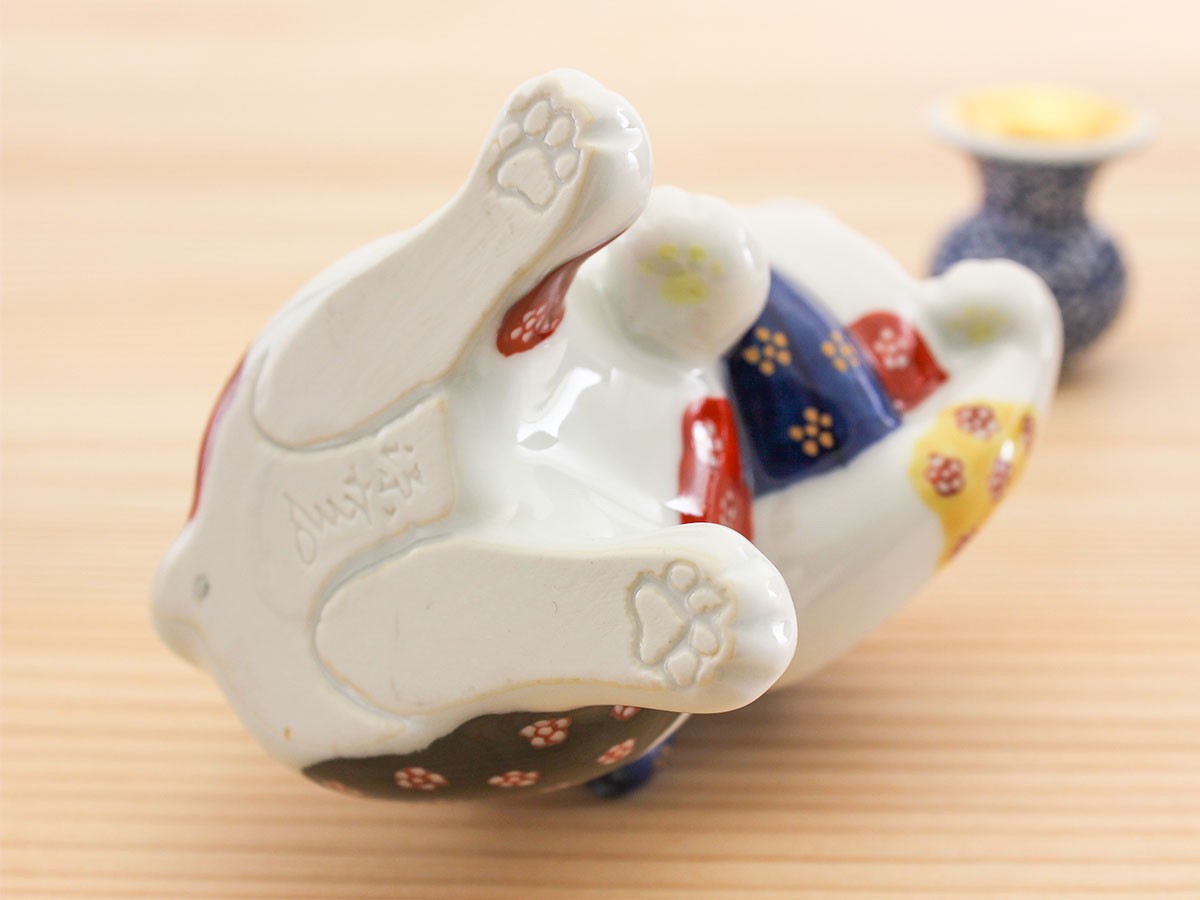 源右衛門窯 染錦結び梅地紋 猫置物 / げんえもんがま 染錦結び梅地紋