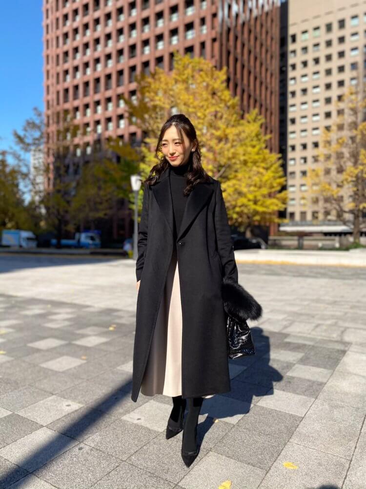 上品な佇まいでエレガントな雰囲気漂う冬のコートコーディネート