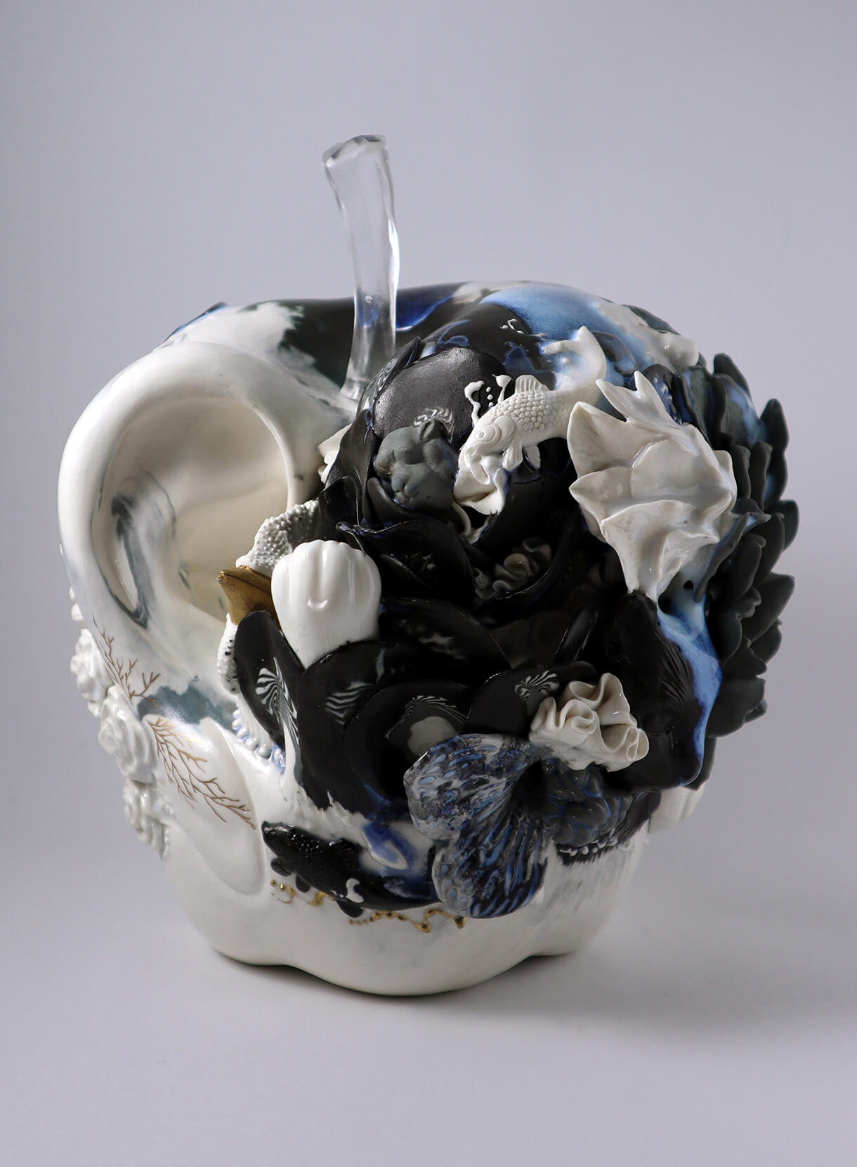 大石早矢香《Sensitive apple -black&white-》 | ONBEAT studio