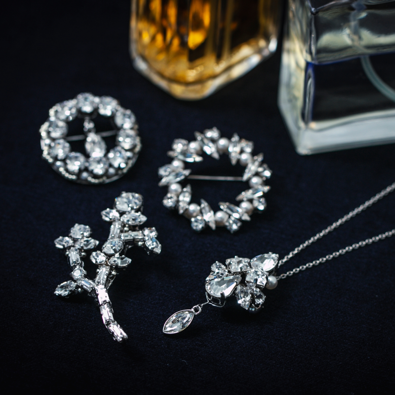 laneii/サークル ブローチ/ネックレス -クリスタルの輝きで華やかな