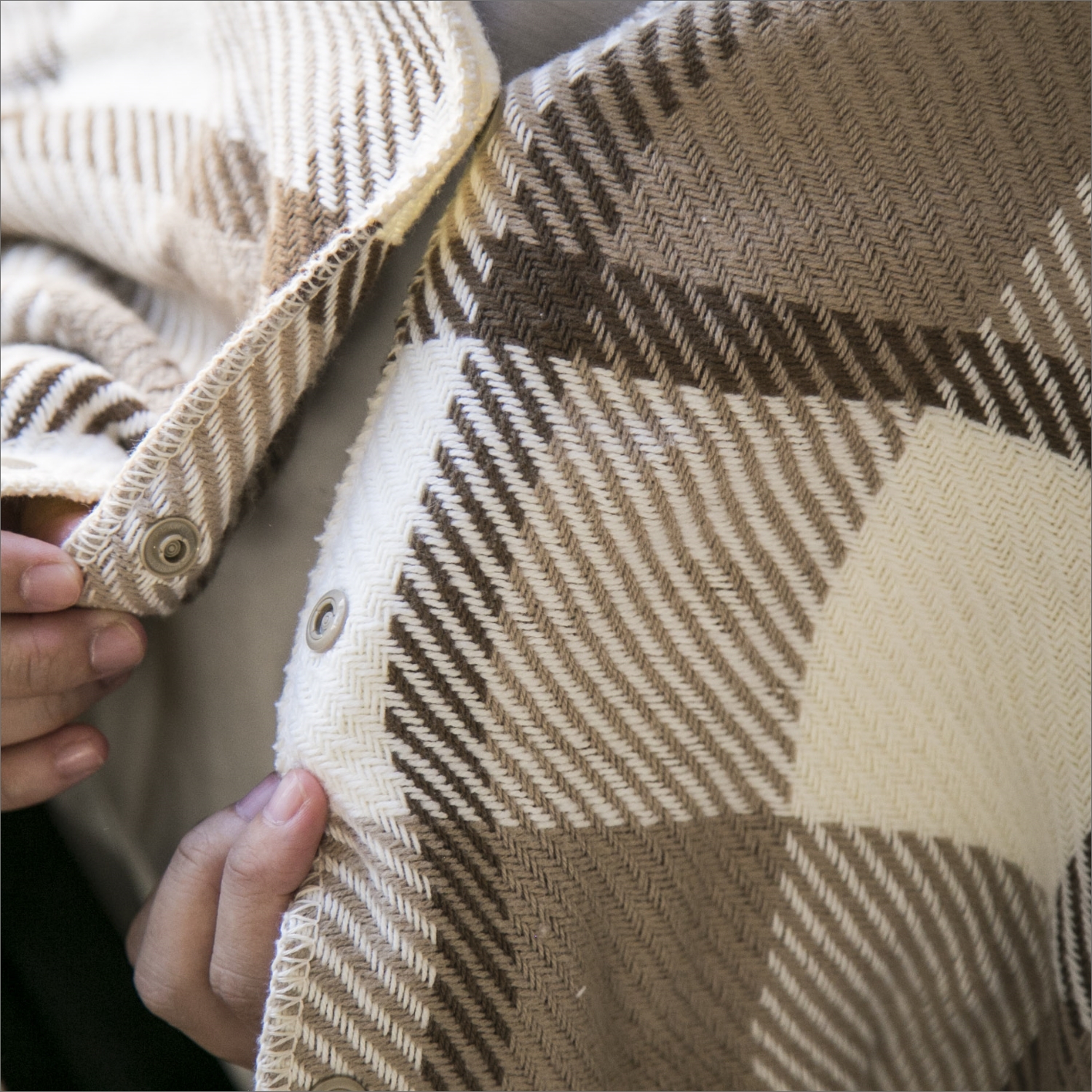 ゼンケン/電気ひざ掛け グレー -家計にやさしい、羽織れる電気ひざ掛け