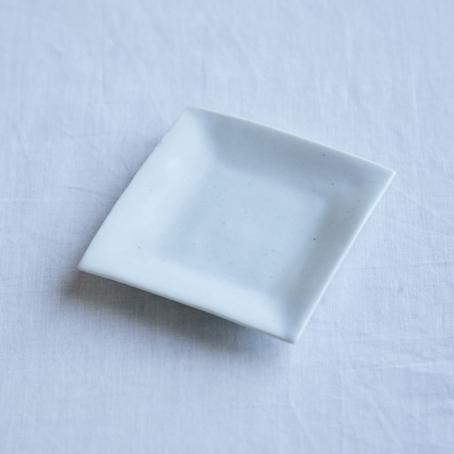KIHARA/古白磁 正角小皿 -素朴な風合いの、輪郭が美しい小皿