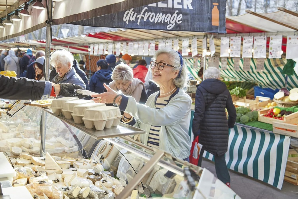 パリ在住、カフェの看板マダム・石井庸子さん82歳がおしゃれ、料理など