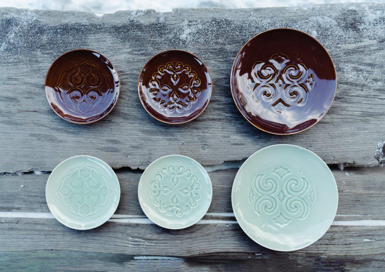 北海道・阿寒湖アイヌコタン×有田焼コラボ釉薬の濃淡で彫りを楽しむ