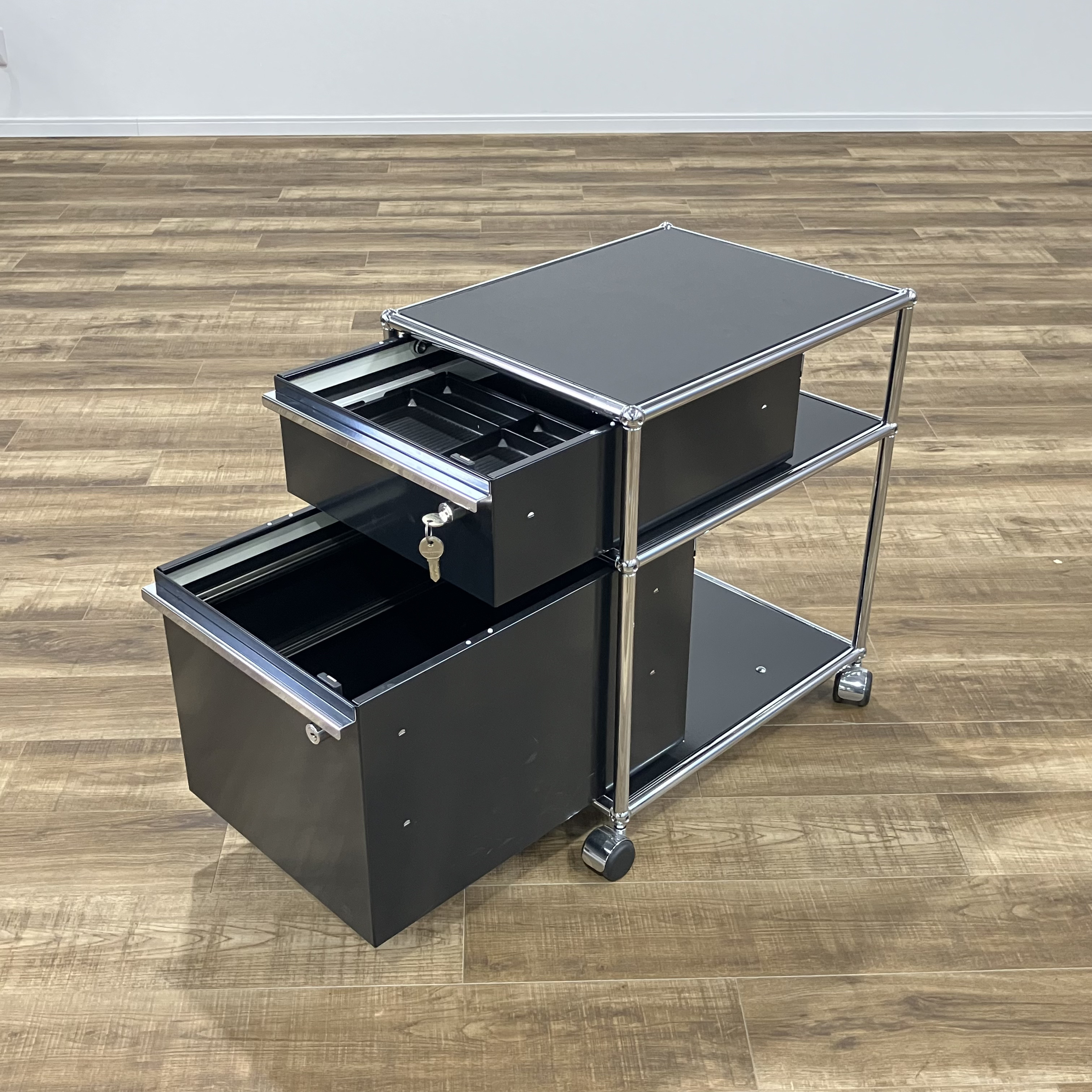 取付無料！USMハラー 2段ブラックキャビネット 小さめデスクワゴン✨