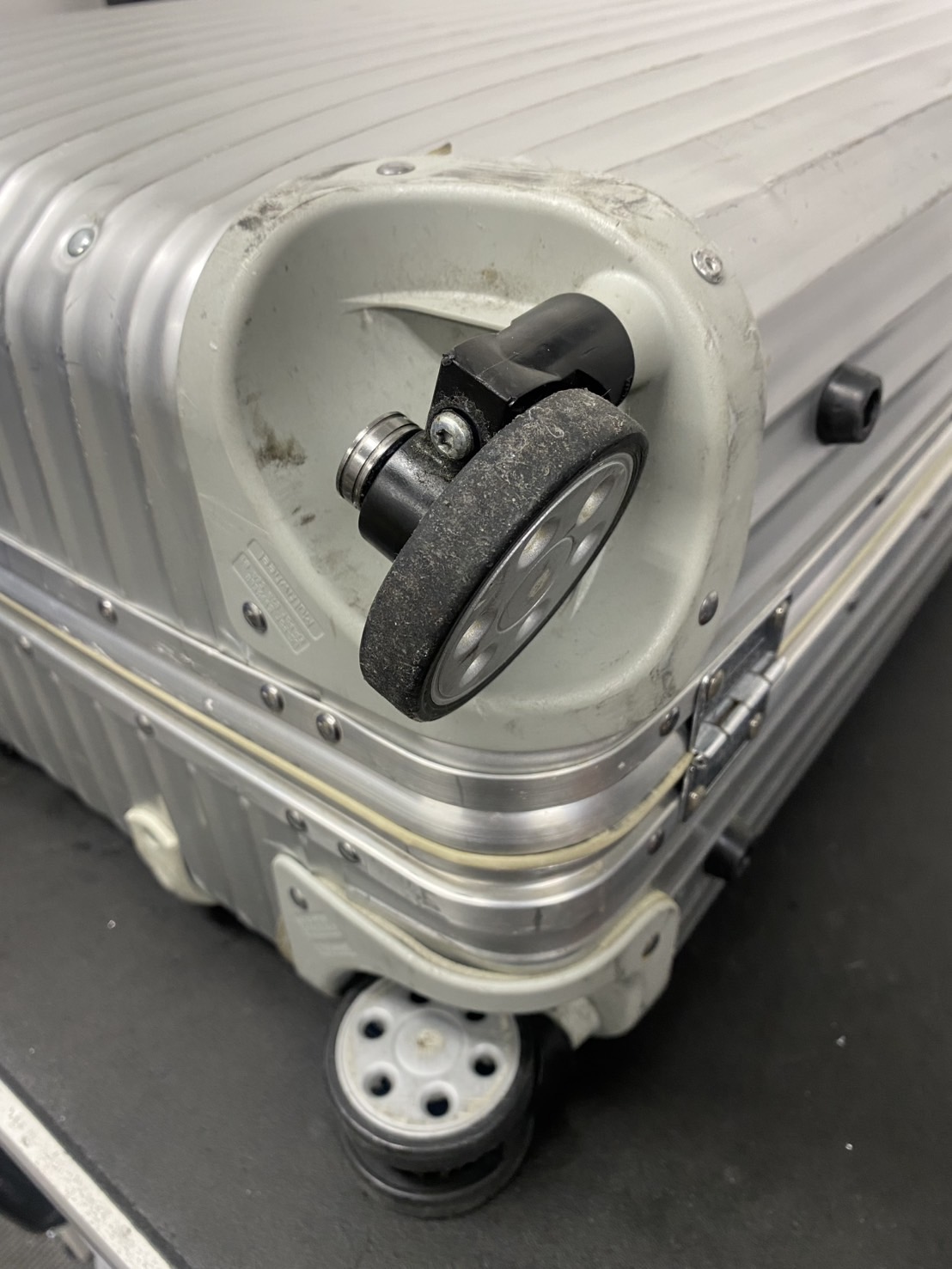 RIMOWA（リモワ）解体新書 ー修理方法、修理事例、修理期間ー | スーツ