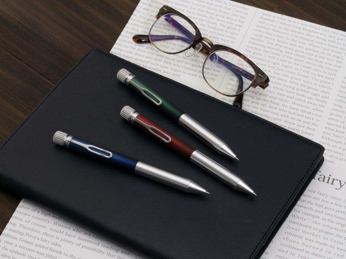 アルミ削り出しのパーツで軽量化されたゲルインキボールペン「SAKURA