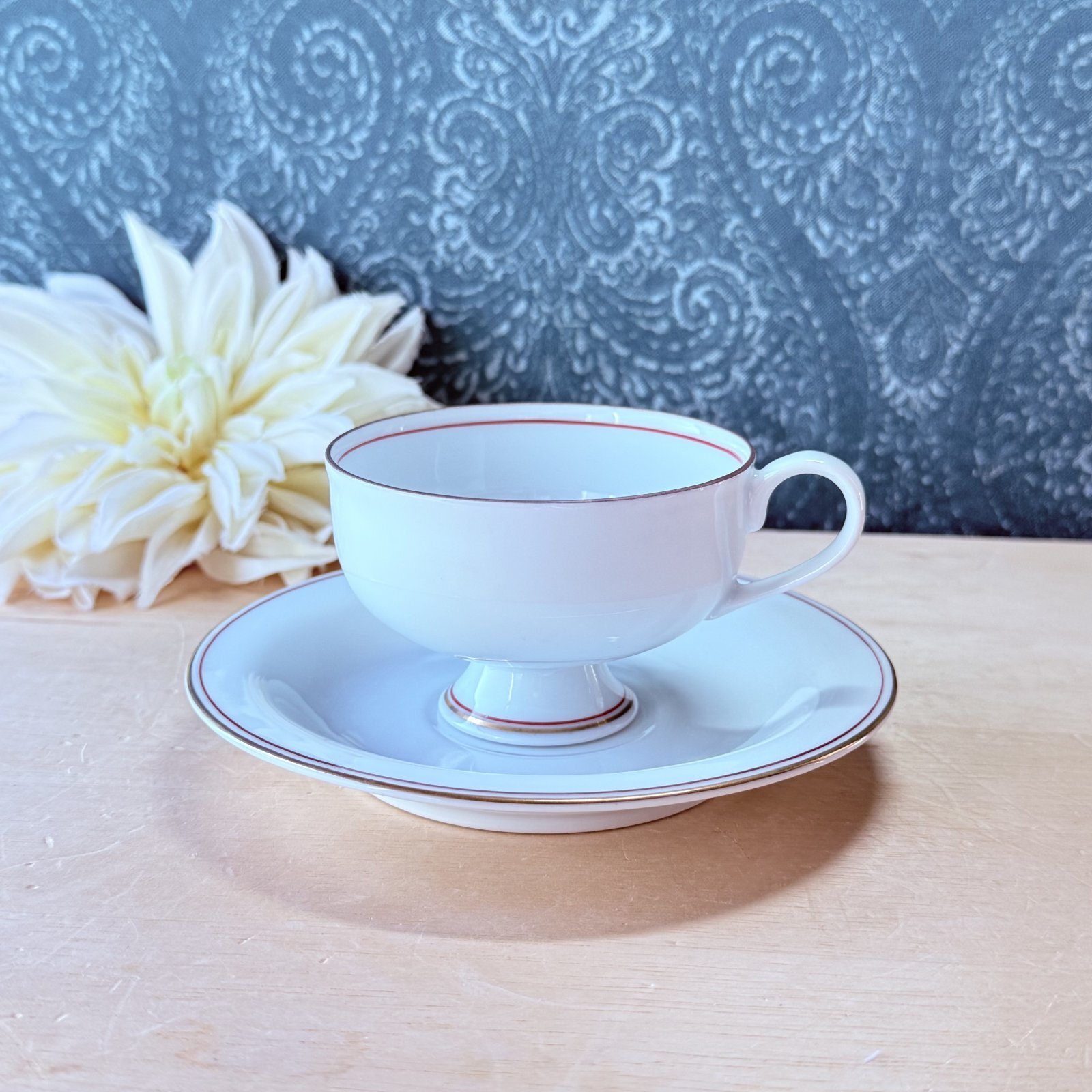 高台付の上品なティーカップ＆ソーサー 赤ライン