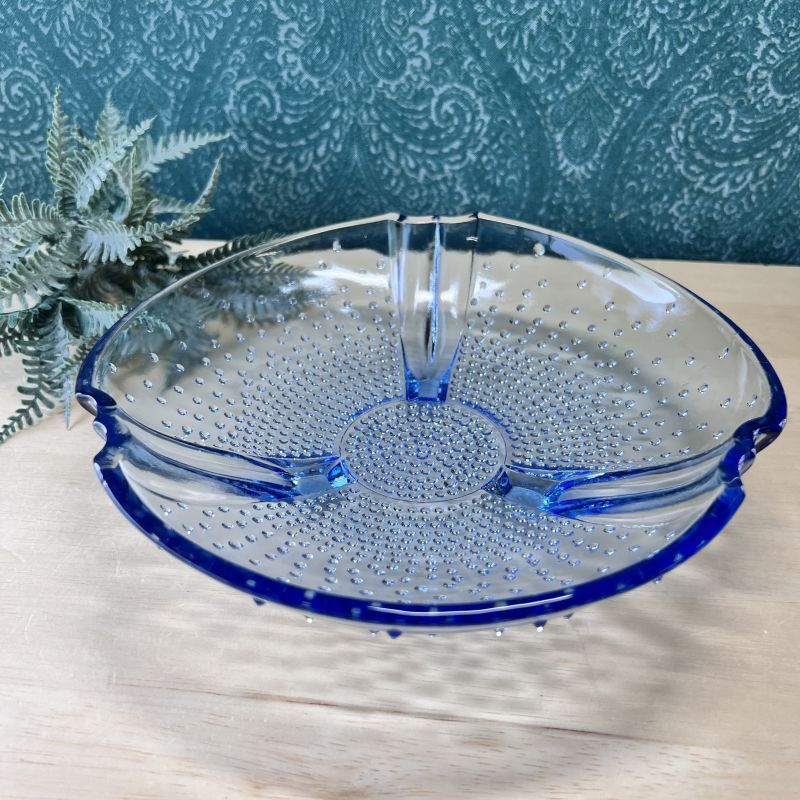 水滴風デザインの大きなガラス皿 ブルー 色ガラス 気泡
